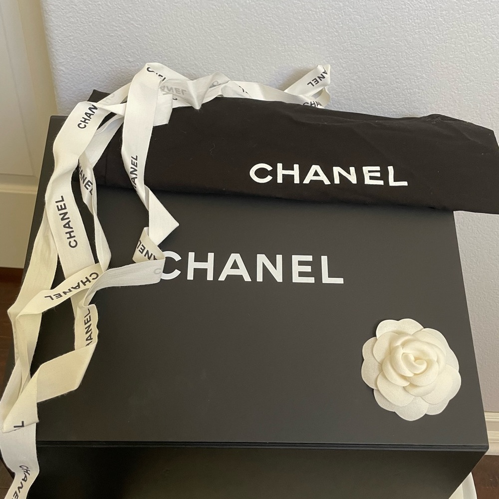 Authentic Chanel bag. Purchased in chanel boutique - Picture 9 of 12